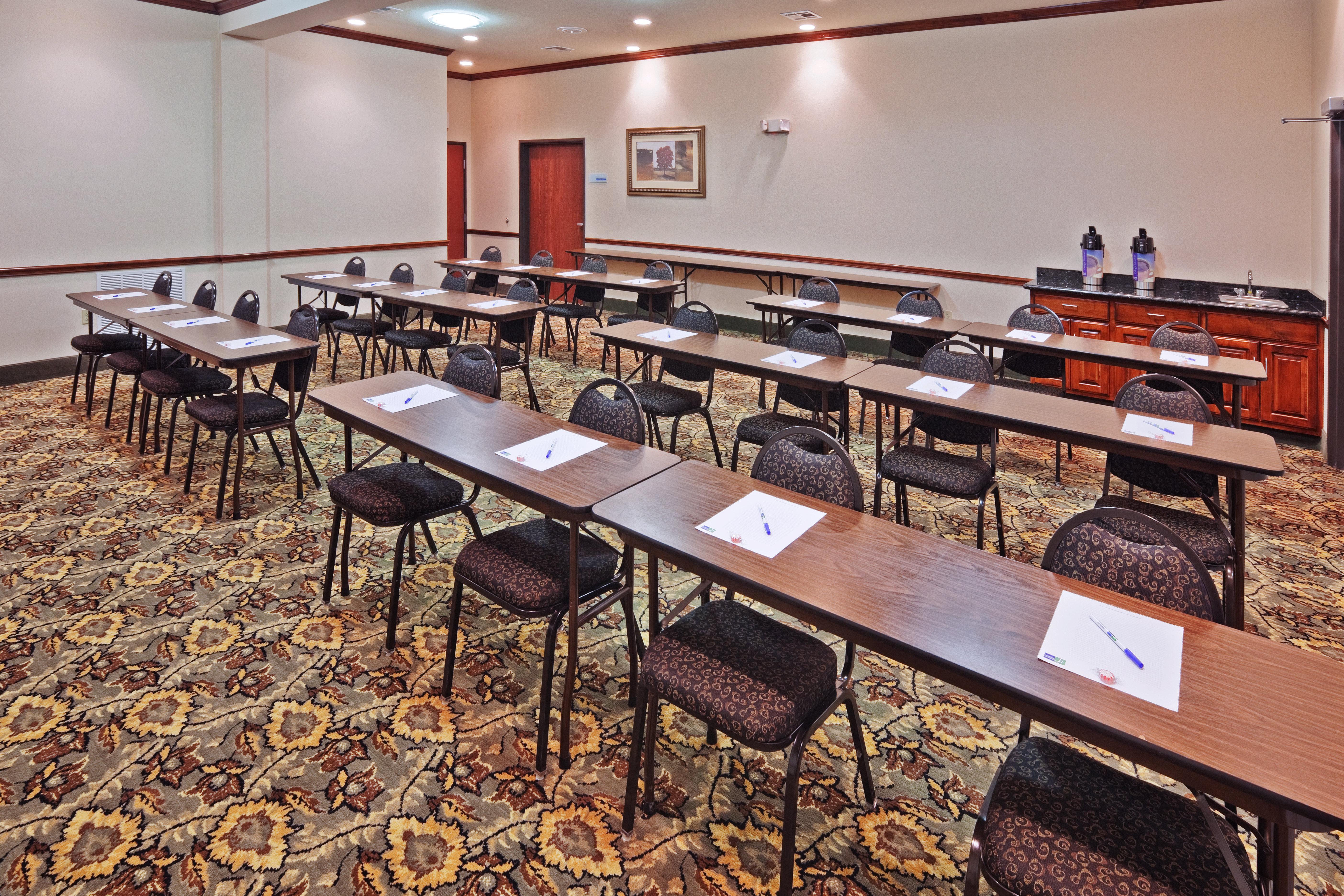 Holiday Inn Express Hotel & Suites Woodward Hwy 270 By Ihg Exterior photo